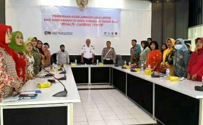 Dikyasa Satlantas Polrestabes Surabaya Gelar Pembinaan Keselamatan Berlalu Lintas Dikyasa Satlantas Polrestabes Surabaya Gelar Pembinaan Keselamatan Berlalu Lintas