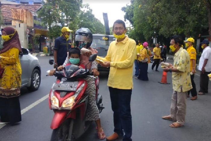 Sebar Ribuan Masker, DPD Golkar Lamongan Ajak Kadernya Lawan Covid-19 Sebar Ribuan Masker, DPD Golkar Lamongan Ajak Kadernya Lawan Covid-19