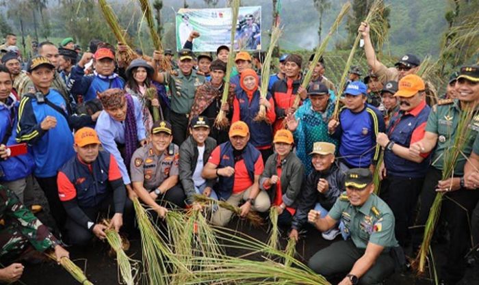 Gubernur Khofifah-Pangdam V Brawijaya Tanam Vetiver di Lereng Semeru