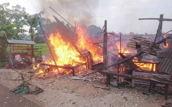 Botol Pecah, Rumah Kios Bensin di Semanding Tuban Dilalap Api hingga Rata dengan Tanah Botol Pecah, Rumah Kios Bensin di Semanding Tuban Dilalap Api hingga Rata dengan Tanah