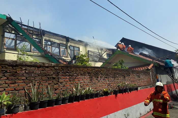 Padamkan Kebakaran di SMPN 21 Jambangan, 12 Mobil Damkar Dikerahkan