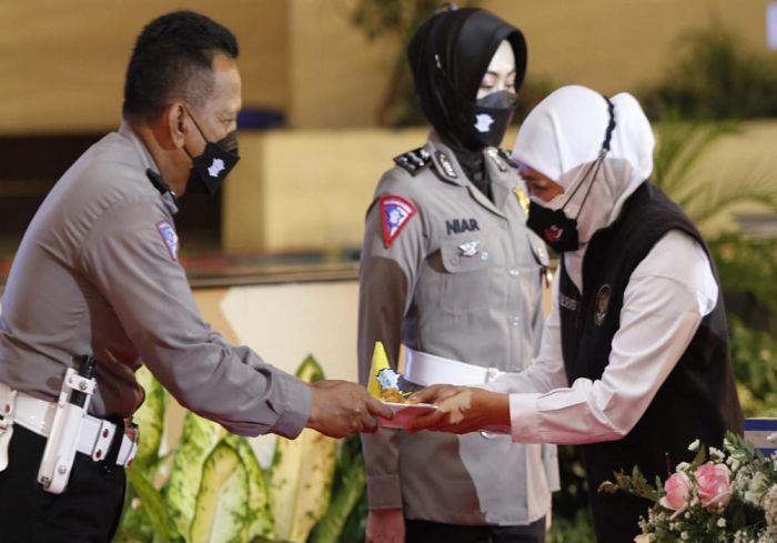 Gubernur Jatim Beri Penghargaan untuk Pendongeng dari Polres Bojonegoro Gubernur Jatim Beri Penghargaan untuk Pendongeng dari Polres Bojonegoro
