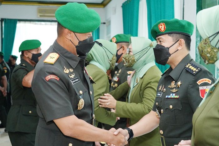 Pimpin Sertijab Kasi Pers Kasrem, Danrem 084/BJ: Jangan Terprovokasi, Dukung Penuh Kebijakan KSAD Pimpin Sertijab Kasi Pers Kasrem, Danrem 084/BJ: Jangan Terprovokasi, Dukung Penuh Kebijakan KSAD