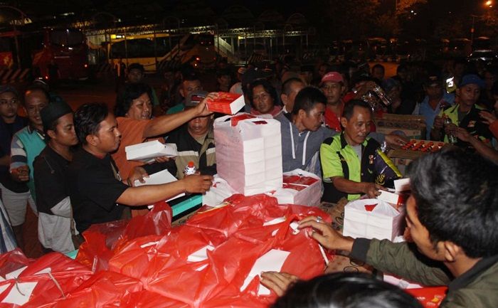 Gandeng Forwas Sidoarjo, DJP Jatim ll Berbagi Sahur Ratusan Nasi Kotak Gandeng Forwas Sidoarjo, DJP Jatim ll Berbagi Sahur Ratusan Nasi Kotak