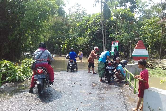 Banjir di Sadengrejo Pasuruan Diduga Akibat Proyek Tol Banjir di Sadengrejo Pasuruan Diduga Akibat Proyek Tol