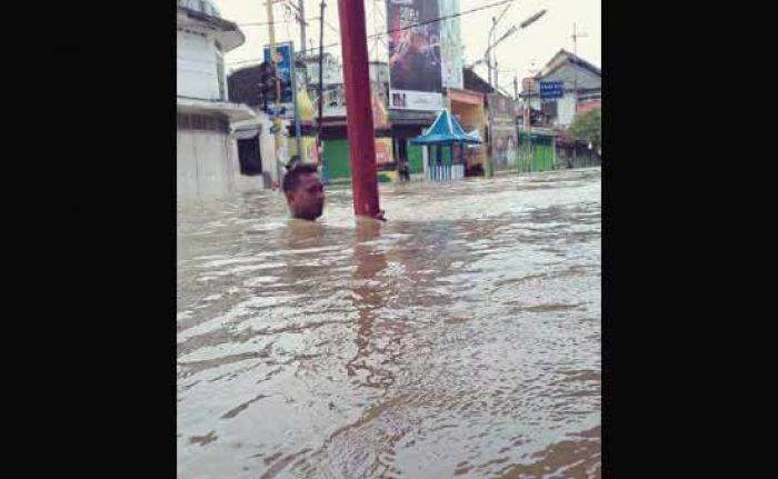 Banjir Sampang Kian Tinggi, Tagana Evakuasi Lansia