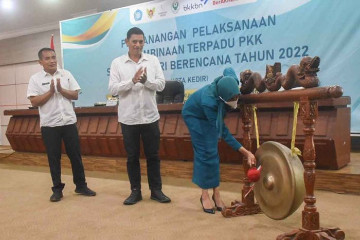 Mas Abu dan Bunda Fey Canangkan Pelaksanaan Pembinaan Terpadu PKK Sehat Lestari Berencana 2022 Mas Abu dan Bunda Fey Canangkan Pelaksanaan Pembinaan Terpadu PKK Sehat Lestari Berencana 2022