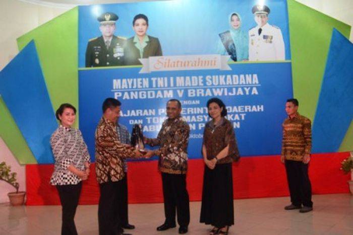 Pangdam V/Brawijaya Silahturahmi dengan Komponen Masyarakat Pacitan Pangdam V/Brawijaya Silahturahmi dengan Komponen Masyarakat Pacitan