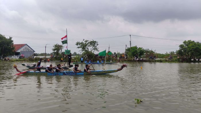 Peringati 1 Abad NU, 16 Tim Ramaikan Lomba Dayung Dragon Boat di Bengawan Jero Lamongan