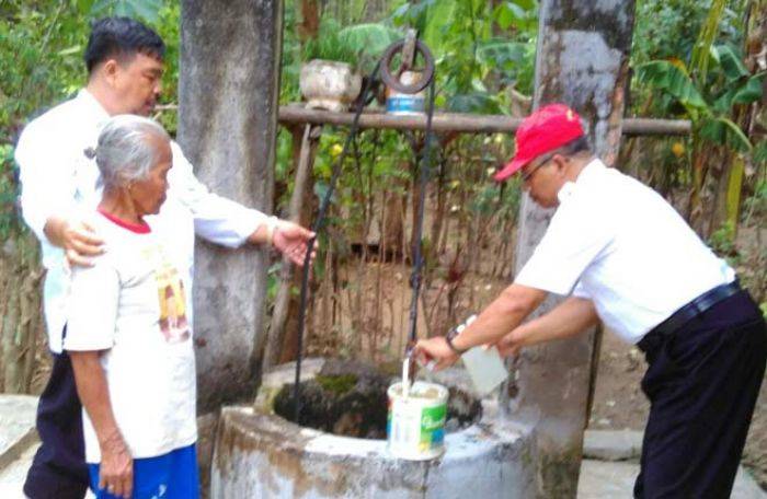 Antisipasi Penyakit, Pemkab Trenggalek Beri Kaporit ke Sumur Warga Terdampak Banjir Antisipasi Penyakit, Pemkab Trenggalek Beri Kaporit ke Sumur Warga Terdampak Banjir