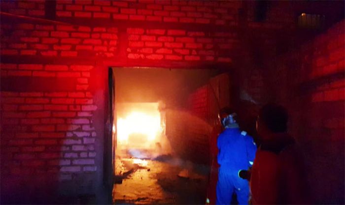 Pabrik Kerupuk di Tuban Ludes Terbakar, Pemilik Merugi Ratusan Juta Pabrik Kerupuk di Tuban Ludes Terbakar, Pemilik Merugi Ratusan Juta