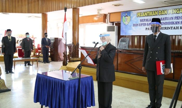 Pelantikan Kepala UPTD Satuan Pendidikan SD dan SMP di Kediri Terapkan Protokol Covid-19 Pelantikan Kepala UPTD Satuan Pendidikan SD dan SMP di Kediri Terapkan Protokol Covid-19