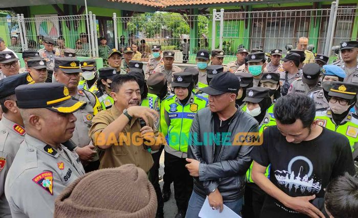 Khawatir Digusur, Petani Pengelola Hutan Datangi Kantor KPH Perhutani Mojokerto