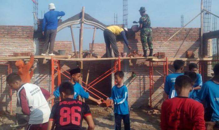 Gotong Royong Bangun Masjid Al Mathlubin di MtsN Desa Tanjung, Koramil 0804/13 Bendo Ikut Bantu