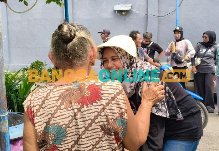 Blusukan ke Pusat Kuliner Soto Ayam Tamanan, Bunda Fey Hadirkan Baksos Cek Kesehatan Gratis Blusukan ke Pusat Kuliner Soto Ayam Tamanan, Bunda Fey Hadirkan Baksos Cek Kesehatan Gratis