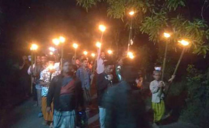 Petugas Biarkan Pawai Obor Keliling Baca Burdah di Pamekasan, Ini Alasannya Petugas Biarkan Pawai Obor Keliling Baca Burdah di Pamekasan, Ini Alasannya