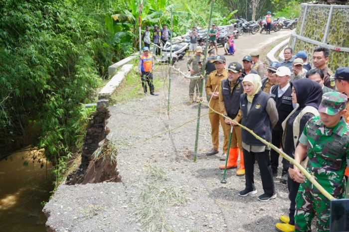 Gubernur Khofifah Tinjau Banjir Probolinggo, Pastikan Efektivitas Penanganan dan Salurkan Bantuan