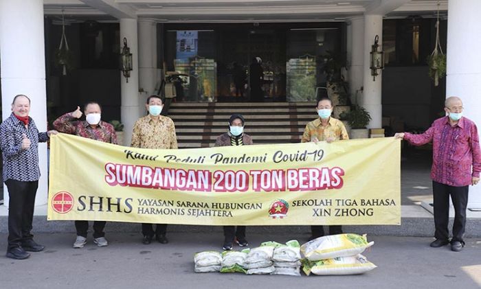 Prihatin Kondisi Wabah Covid-19, Alumni Xin Zhong Serahkan 200 Ton Beras ke Pemkot Surabaya Prihatin Kondisi Wabah Covid-19, Alumni Xin Zhong Serahkan 200 Ton Beras ke Pemkot Surabaya