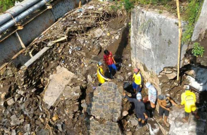 Infrastruktur di Pasuruan Banyak yang Rusak karena Banjir, Sementara Diperbaiki Semi Permanen Infrastruktur di Pasuruan Banyak yang Rusak karena Banjir, Sementara Diperbaiki Semi Permanen