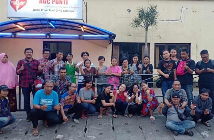 Pengelola Rumah Makan Wong Kudus Bagi-bagi Takjil Plus Angpau di Jalan