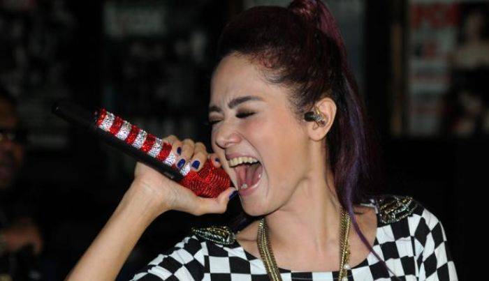 Bagi-Bagi Rezeki, Mulan Jameela Tetap Di-bully Bagi-Bagi Rezeki, Mulan Jameela Tetap Di-bully