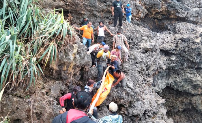 Pemancing Tewas Jatuh Dari Tebing Karang Setinggi 7 Meter di Blitar Pemancing Tewas Jatuh Dari Tebing Karang Setinggi 7 Meter di Blitar