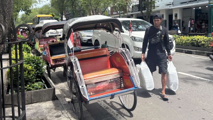 Sepi Penumpang, Tukang Becak Kayuh Malioboro Harap Bantuan Becak Listrik