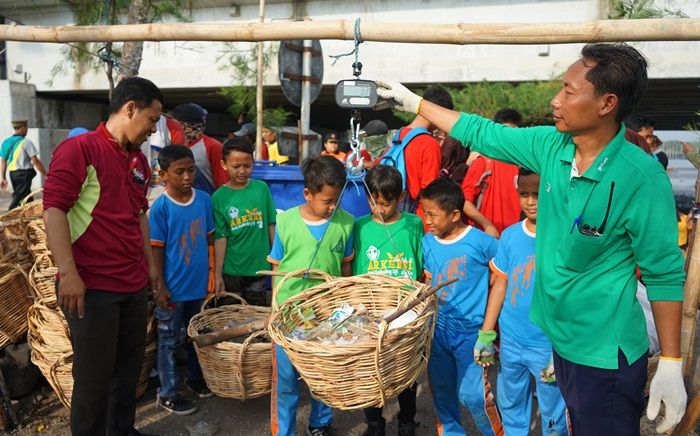 Kerja Bakti Massal, Pemkot Surabaya Kumpulkan 9,5 Ton Sampah Kerja Bakti Massal, Pemkot Surabaya Kumpulkan 9,5 Ton Sampah