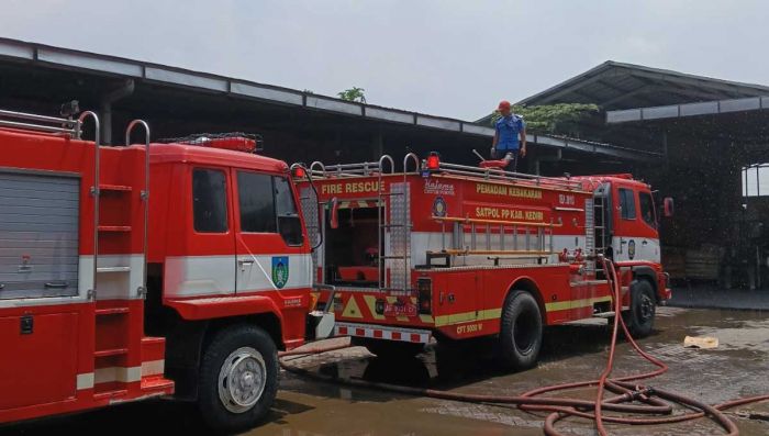 Pabrik Triplek di Kediri Terbakar, Kerugian Capai Rp50 Juta