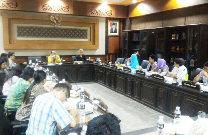 Ratusan Pembeli Apartemen Wadul ke DPRD Jatim, Komisi A segera Panggil Bupati Sidoarjo Ratusan Pembeli Apartemen Wadul ke DPRD Jatim, Komisi A segera Panggil Bupati Sidoarjo