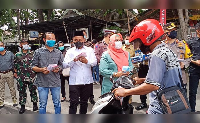 Peringati HPN 2021, KWG Bersama Gus Yani, Bu Min, Kapolres, Kadinkes, dan Kasdim Bagi-bagi APD Peringati HPN 2021, KWG Bersama Gus Yani, Bu Min, Kapolres, Kadinkes, dan Kasdim Bagi-bagi APD
