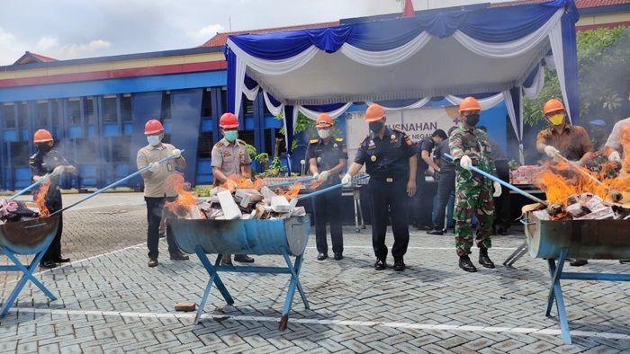 Bea Cukai Juanda Hancurkan 84 iPhone Ilegal Tipe Terbaru Pakai Palu dan Bakar Jutaan Batang Rokok Bea Cukai Juanda Hancurkan 84 iPhone Ilegal Tipe Terbaru Pakai Palu dan Bakar Jutaan Batang Rokok