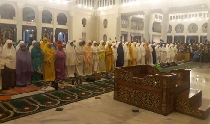 Gubernur Jatim Salat Gaib dan Tahlil untuk Mbah Moen Gubernur Jatim Salat Gaib dan Tahlil untuk Mbah Moen