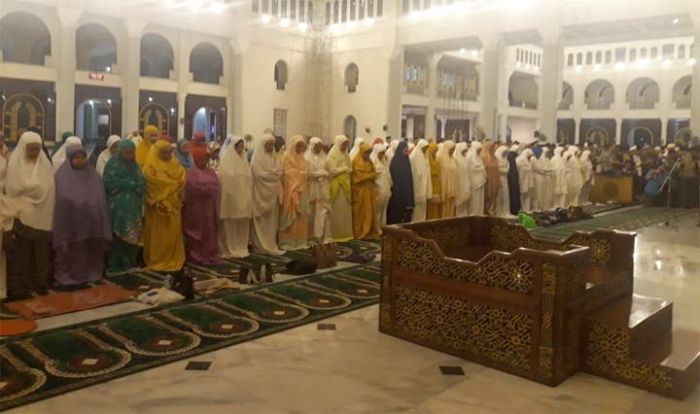 Gubernur Jatim Salat Gaib dan Tahlil untuk Mbah Moen