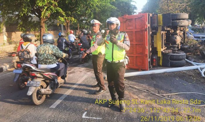 Hindari Motor, ​Truk Muat Pasir Terguling di Sidoarjo