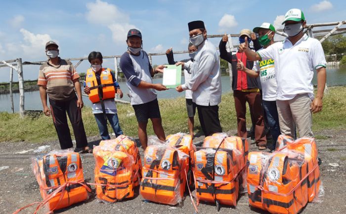 Dorong Produktivitas Nelayan Sedati, BHS Beri Bantuan Jaket Pelampung Dorong Produktivitas Nelayan Sedati, BHS Beri Bantuan Jaket Pelampung