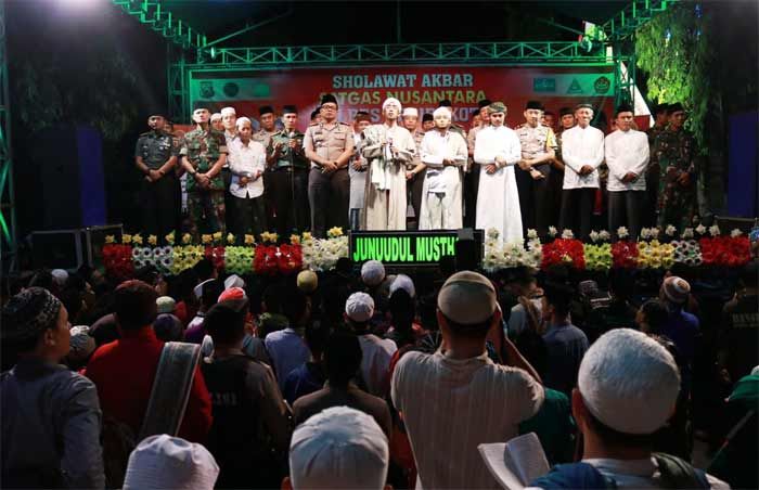Ribuan Jamaah Hadiri Sholawat Akbar Satgas Nusantara Ribuan Jamaah Hadiri Sholawat Akbar Satgas Nusantara