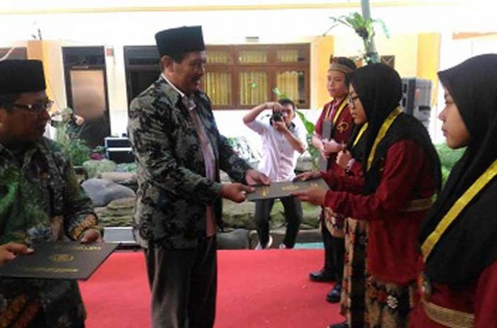 Kakanwil Kemenag Wisuda 344 Siswa MTsN 1 Kota Malang Kakanwil Kemenag Wisuda 344 Siswa MTsN 1 Kota Malang