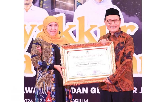 Gubernur Khofifah Dinobatkan sebagai Kepala Daerah Terbaik oleh MUI Jatim Gubernur Khofifah Dinobatkan sebagai Kepala Daerah Terbaik oleh MUI Jatim