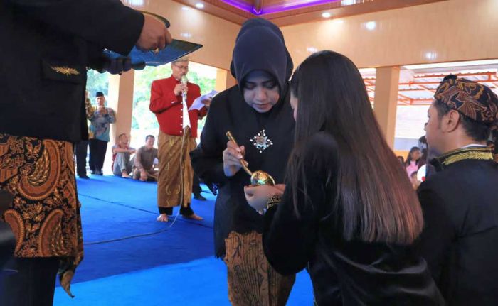 Bupati Ikfina Bagikan Air Bertuah dari Tujuh Dusun Mlirip