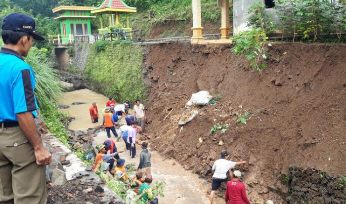 Hujan Deras Tumbangkan Pohon dan Longsorkan Plengsengan di Desa Kalipang Kediri Hujan Deras Tumbangkan Pohon dan Longsorkan Plengsengan di Desa Kalipang Kediri