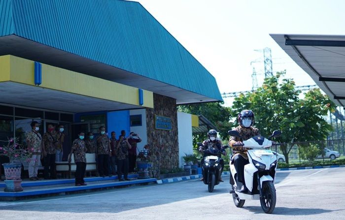 PLN UIT JBTB Resmikan Motor Listrik Jadi Kendaraan Operasional