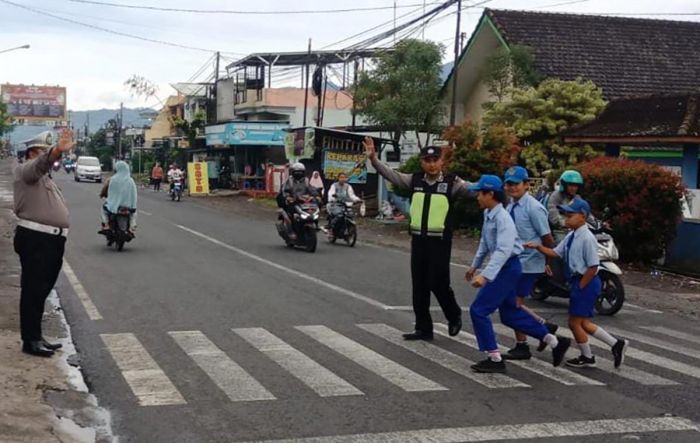 Operasi Keselamatan Semeru 2023, Polsek Pujon Beri Imbauan kepada Pengguna Jalan Operasi Keselamatan Semeru 2023, Polsek Pujon Beri Imbauan kepada Pengguna Jalan