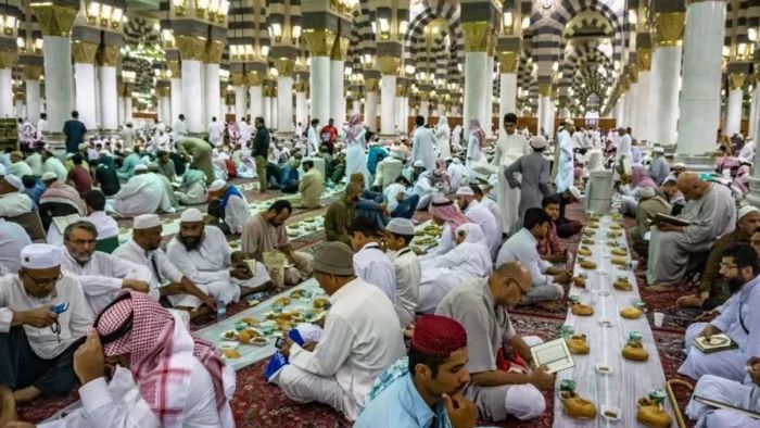 Menu Mewah Tapi Gratis, Inilah Catatan Buka Puasa di Masjid Nabawi Madinah Menu Mewah Tapi Gratis, Inilah Catatan Buka Puasa di Masjid Nabawi Madinah