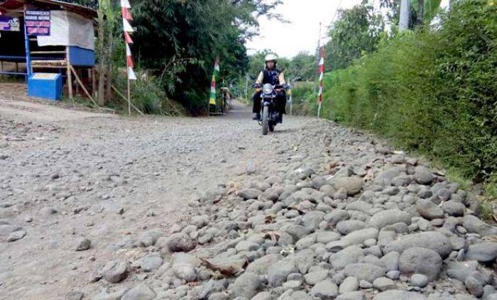 Warga Suro Berharap Jalan Poros Desa yang Rusak segera Diperbaiki