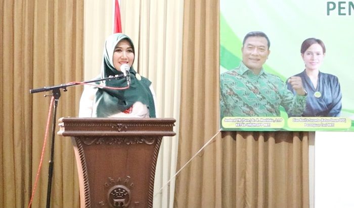 Ning Lia Beri Motivasi Perempuan Tani Lamongan dengan Pantun Ning Lia Beri Motivasi Perempuan Tani Lamongan dengan Pantun