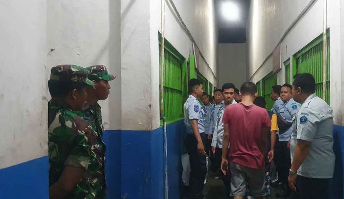 Stafsus Menkumham Pimpin Penggeledahan Hunian di Lapas Surabaya, Ada Apa? Stafsus Menkumham Pimpin Penggeledahan Hunian di Lapas Surabaya, Ada Apa?