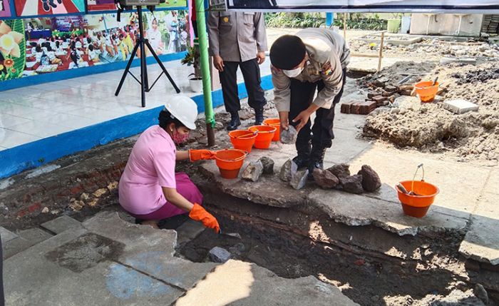 Dapat CSR dari BRI, TK Kemala Bhayangkari Ngawi Gelar Peletakan Batu Pertama Pembangunan Gedung Dapat CSR dari BRI, TK Kemala Bhayangkari Ngawi Gelar Peletakan Batu Pertama Pembangunan Gedung