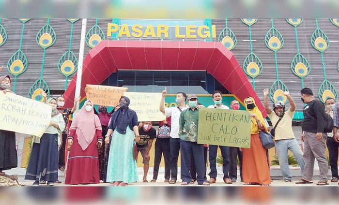 Didemo, 9 Kios Pasar Legi Ponorogo Disebut di antaranya untuk Kejaksaan dan Kepolisian Didemo, 9 Kios Pasar Legi Ponorogo Disebut di antaranya untuk Kejaksaan dan Kepolisian