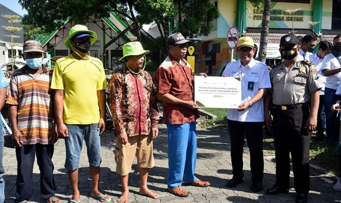 Petrokimia Gresik Bagikan 10.000 Paket Sembako dan Uang untuk Masyarakat Sekitar Petrokimia Gresik Bagikan 10.000 Paket Sembako dan Uang untuk Masyarakat Sekitar